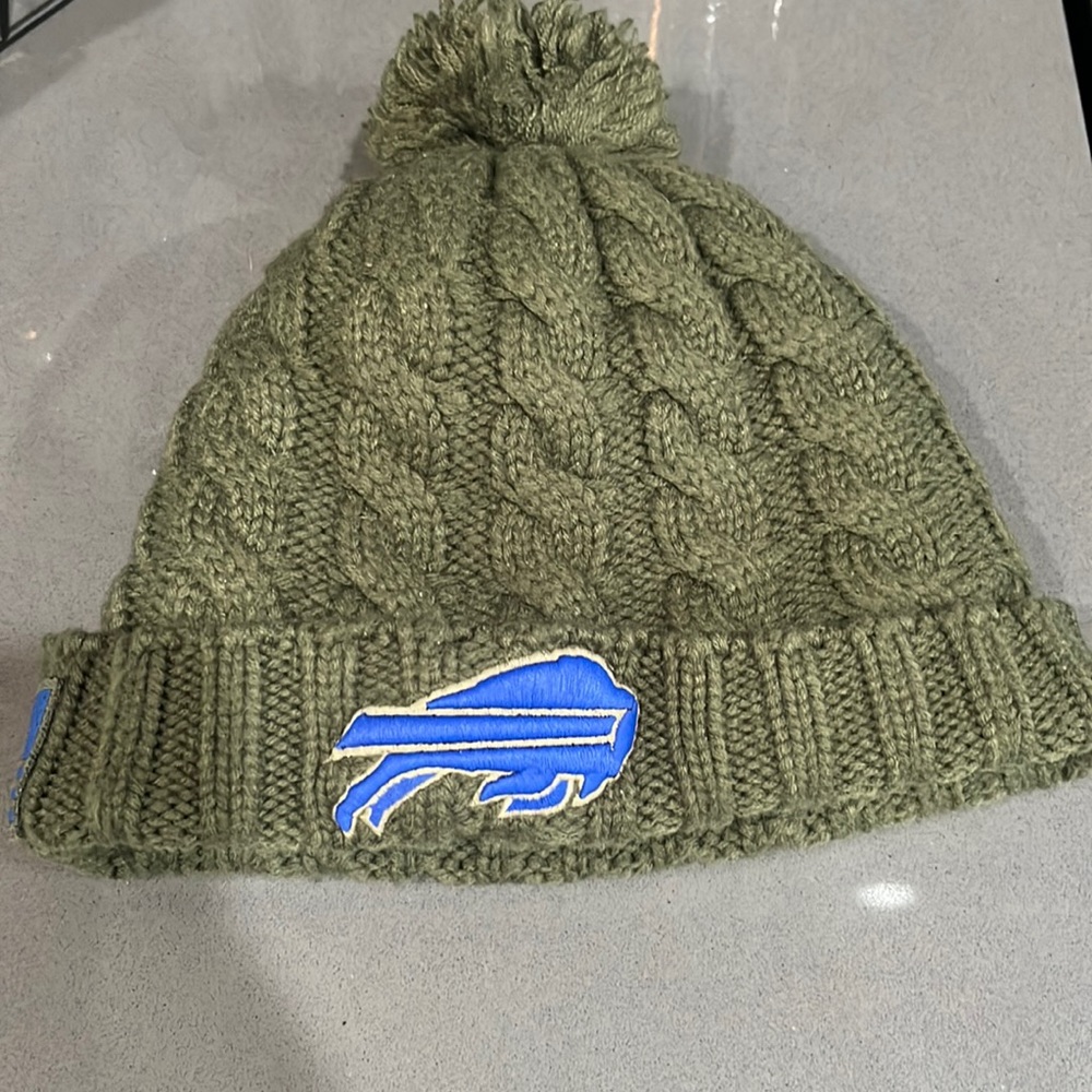 NEW ERA BUFFALO BILLS SAULTE TO SERVICE WINTER HAT ❤️🦬💙